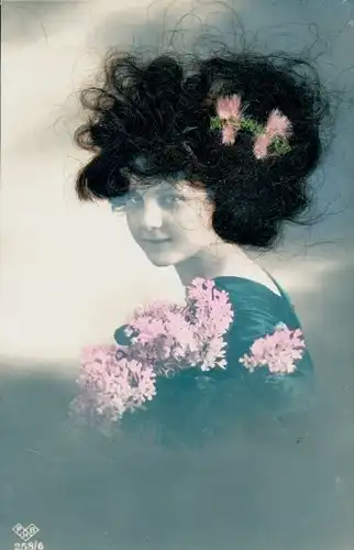 Echthaar Ak Frauenportrait, Blumenschmuck