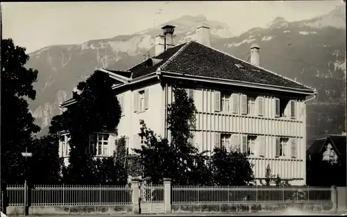 Foto Ak Chur Kanton Graubünden, Blick auf ein Wohnhaus, Gebirge