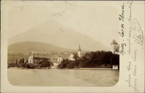 Foto Ak Spiez am Thuner See Kanton Bern, Blick über den See zum Ort