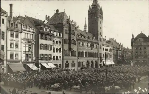 Foto Ak Bâle Basel Stadt Schweiz, Schweizer Soldaten auf einem Platz