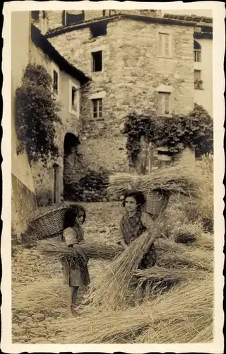 Foto Ak Sonvico Lugano Kanton Tessin Schweiz, Mädchen mit Getreidebündeln