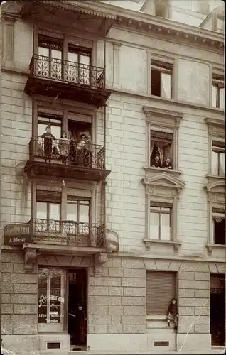 Foto Ak Zürich Stadt Schweiz, Restaurant, Blick auf ein Wohnhaus, Balkone