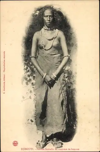 Ak Djibouti, Femme Somalis en costume de brousse