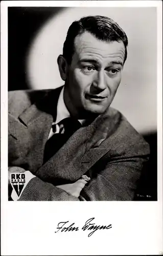 Ak Schauspieler John Wayne, Portrait im Anzug, Krawatte