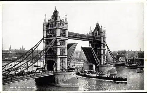 Ak London City England, Tower Bridge, Dampfer passiert geöffnete Brücke