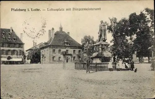 Ak Phalsbourg Pfalzburg Lothringen Moselle, Lobauplatz mit Bürgermeisteramt, Denkmal