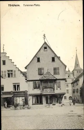 Ak Türkheim Haut Rhin, Blick auf den Turenne Platz mit Kirchturm