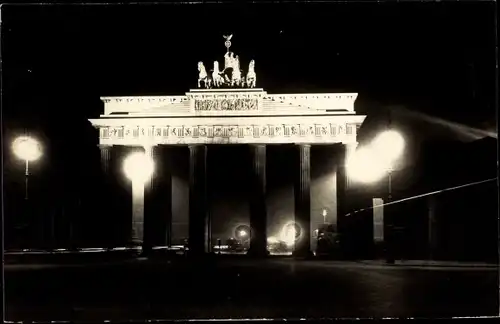 Foto Ak Berlin Mitte, Brandenburger Tor, Nachtbeleuchtung