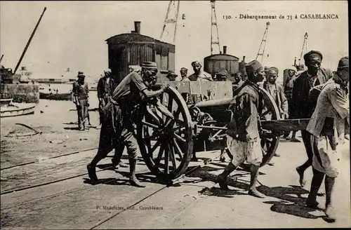 Ak Casablanca Marokko, Dèbarquement, Männer mit Fuhrwerk am Hafen