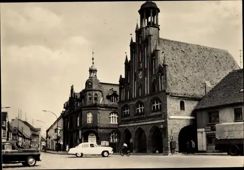 Ak Grimmen in Mecklenburg Vorpommern, Partie am Platz der Freundschaft, Autos