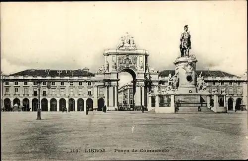 Ak Lissabon Portugal, Praca de Commercio, Denkmal am Platz, Torbogen