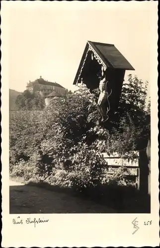Ak Kufstein in Tirol, Wegekreuz, Schloss im Hintergrund