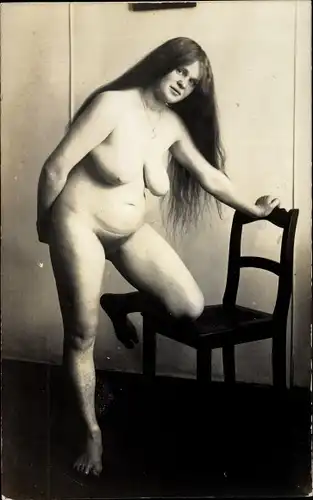 Foto Ak Frauenakt, nackte Frau mit großen Brüsten, Busen