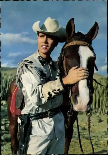 Ak Sänger Cliff Richard, Standportrait, Pferd, Cowboy