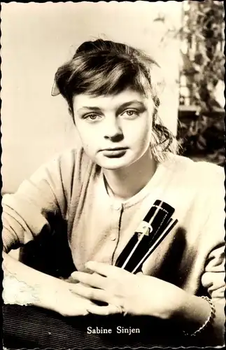 Ak Schauspielerin Sabine Sinjen, Portrait