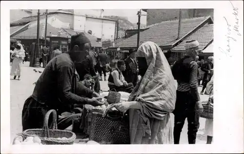 Foto Ak Sarajevo Bosnien Herzegowina, Marktszene, verschleierte Frau
