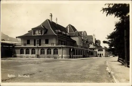 Ak Spiez am Thuner See Kanton Bern, Bahnhof, Straßenansicht