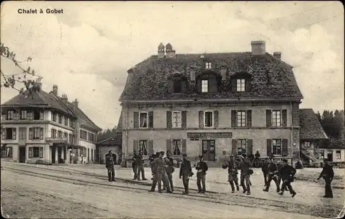 Ak Le Chalet à Gobet Kanton Waadt, Ortspartie, Schweizer Soldaten in Uniform