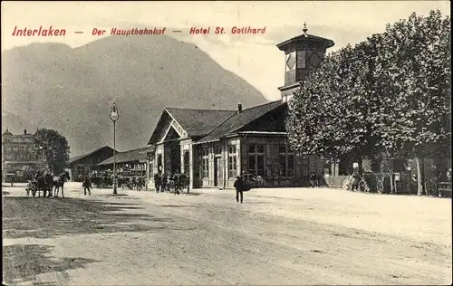Ak Interlaken Kt. Bern Schweiz, Hauptbahnhof und Hotel St. Gotthard