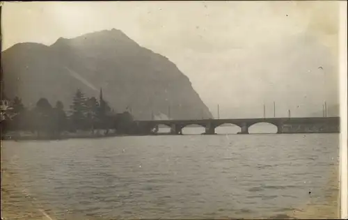 Foto Ak Lugano Kanton Tessin Schweiz?, Brücke, Berg