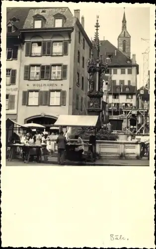 Foto Ak Bâle Basel Stadt Schweiz, Brunnen, Marktstände, Geschäftshaus, Wollwaren