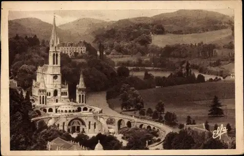 Ak Lourdes Hautes Pyrénées, Vue plongeante sur la Basilique et la Vallee du gave
