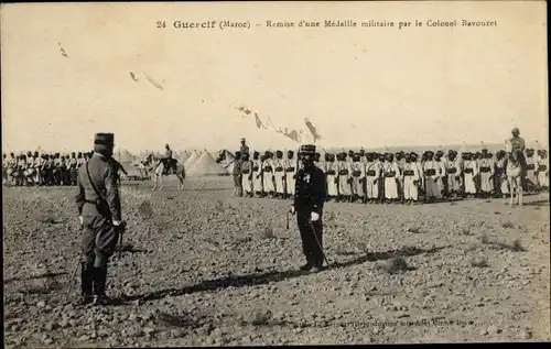 Ak Guercif Marokko, Remise d'une Médaille militaire par le Colonel Bavouzet