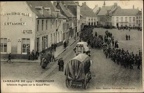 Ak Poperinge Westflandern, Infanterie Anglaise sur la Grand Place, Maison de Ville, Campagne 1914