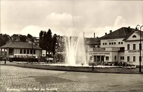 Ak Eisenberg in Thüringen, Platz der Republik, Karl Marx Lichtspiele, HO Gaststätte, Fontäne, Bus