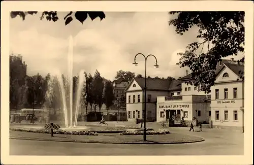 Ak Eisenberg in Thüringen, Platz der Republik, Karl Marx Lichtspiele, Brunnen