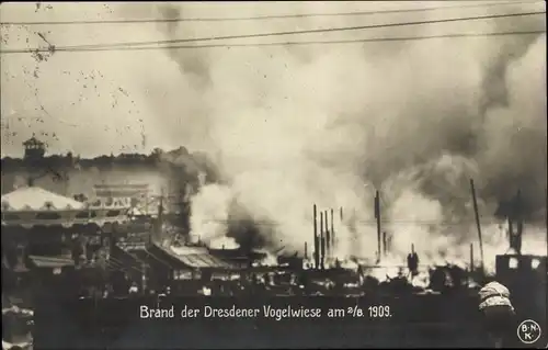 Ak Dresden Zentrum, Brand der Vogelwiese 1909, Ruinen, Rauchwolken