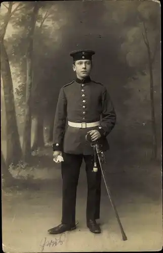 Foto Ak Deutscher Soldat in Uniform, Säbel, Portrait