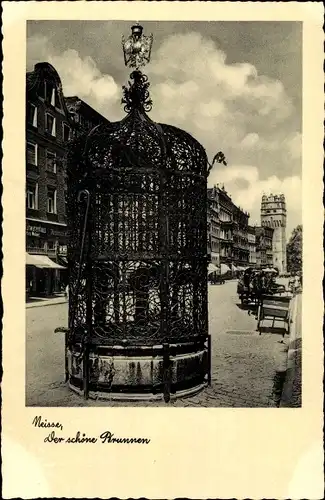 Ak Neisse in Schlesien, Der schöne Brunnen, Pferdekutsche am Straßenrand