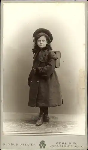 CdV Kinderportrait, Mädchen mit Mantel und Schulranzen