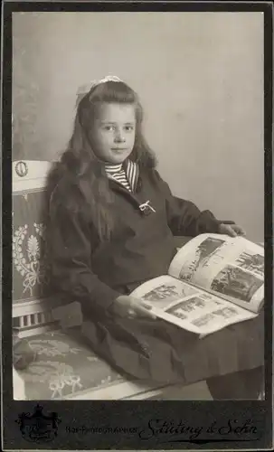 CdV Kinderportrait, Mädchen im Matrosenhemd, Buch, Elsbeth ?