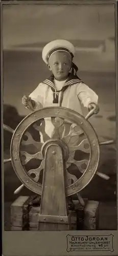 CdV Kinderportrait, Junge in Matrosenanzug, Steuerrad