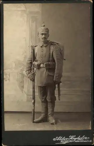 Kabinettfoto Deutscher Soldat in Uniform, Pickelhaube, Bajonett, Marschausrüstung