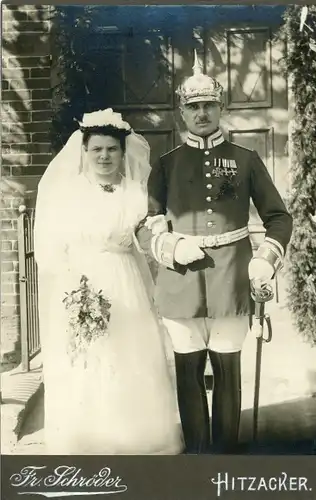 Kabinett Foto Deutscher Offizier mit seiner Braut, Hochzeit, Uniform, Orden, Pickelhaube