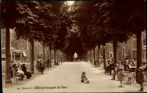 Ak Vichy Allier, Allee principale du Parc