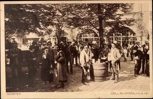 Ak München in Bayern, Idyll im Hofbräuhaus Hof, Besucher, Zylinder