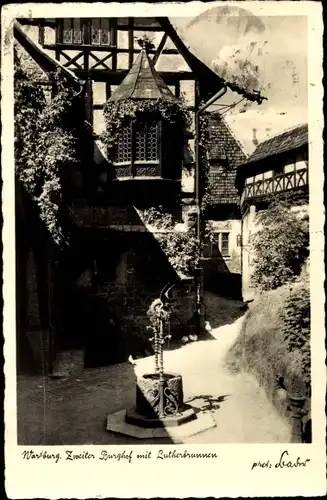 Ak Lutherstadt Eisenach in Thüringen, Wartburg, Zweiter Burghof, Lutherbrunnen