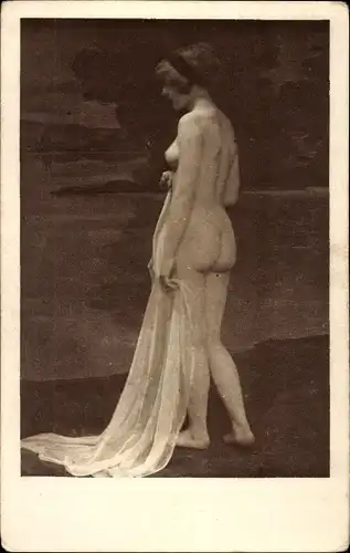 Ak Frauenakt, nackte stehende Frau, Rückansicht, Po