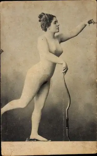 Ak Stehender Frauenakt, nackte Frau posiert mit Bogen, Busen