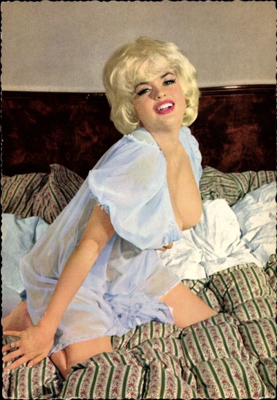 Ak Schauspielerin Jayne Mansfield Im Neglige Auf Dem Bett Busen Pin Up Nr 3503998 Oldthing 