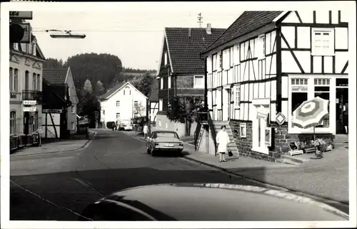 Foto Ak Eckenhagen im Oberbergischen Kreis, Straßenpartie, Geschäft