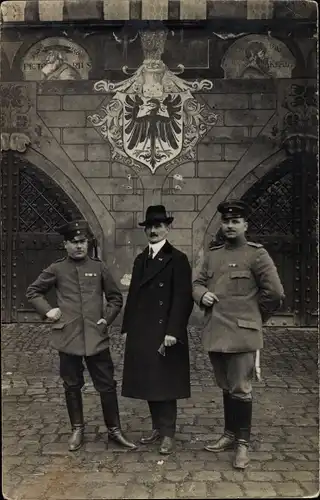 Foto Ak Soldaten in Uniform, Mann in langem Mantel, Wappen