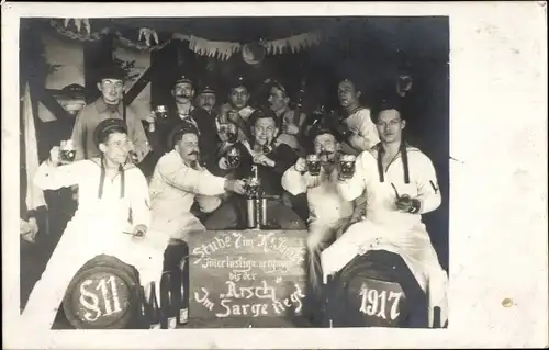 Foto Ak Deutsche Soldaten in Uniformen, Seeleute mit Bierkrügen, I WK