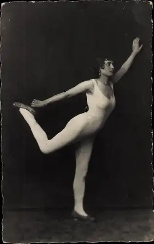 Foto Ak Portrait einer Tänzerin in engem Kostüm