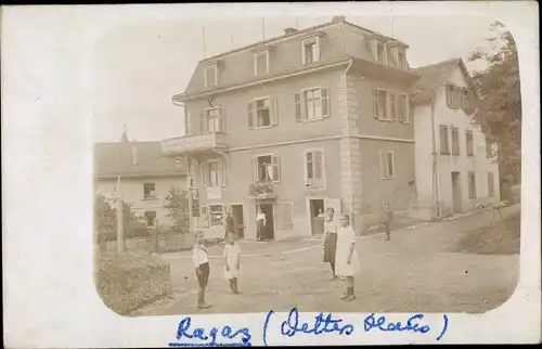 Foto Ak Ostpreußen?, Ragas, Passanten, Gebäude, Balkon
