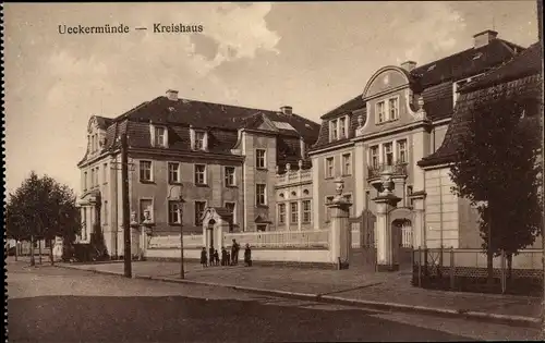 Ak Ueckermünde in Vorpommern, Partie am Kreishaus